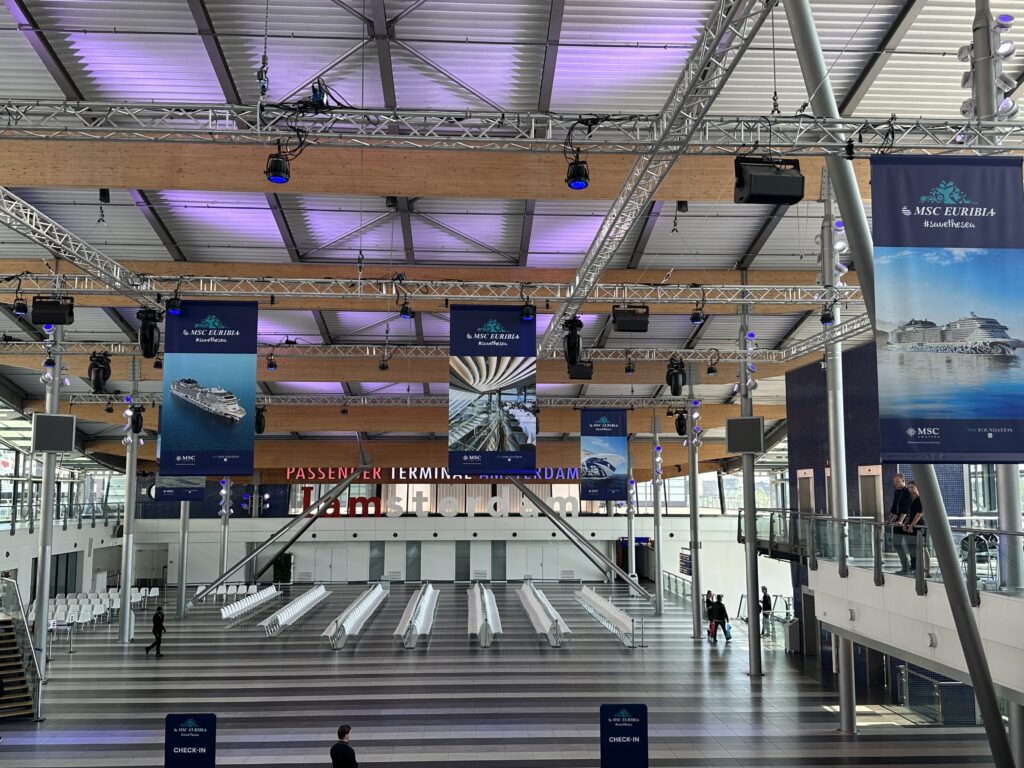 Terminal de Embarque no Porto de Amsterdã