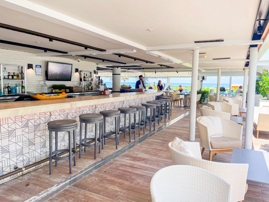 Bar e restaurante da praia no Eden Roc