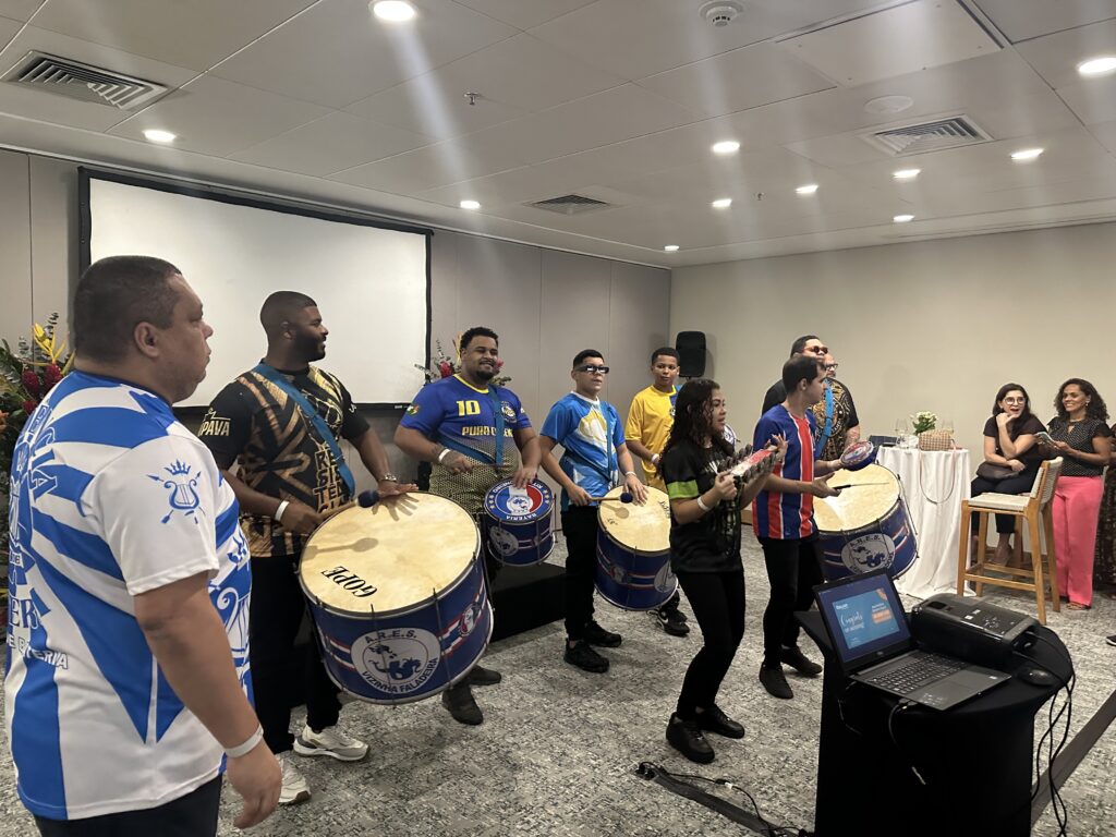 Bateria de escola de samba animou evento da TBO.com