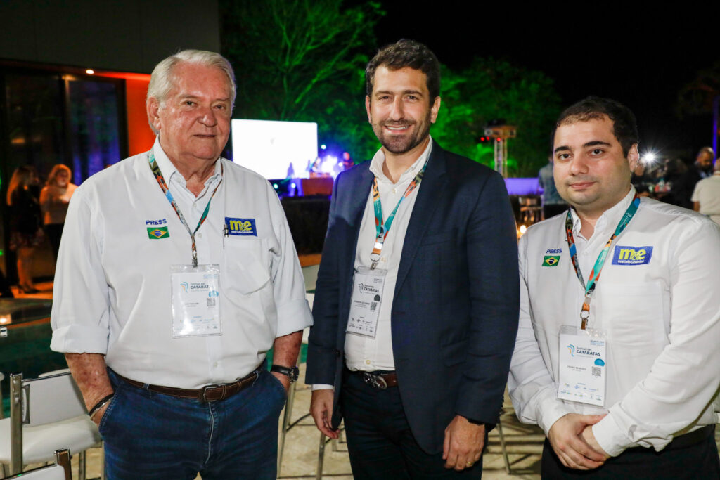 Bruno Heleno, da CVC Corp, entre Roy Taylor, CEO do M&E, e Pedro Menezes, editor-chefe do M&E
