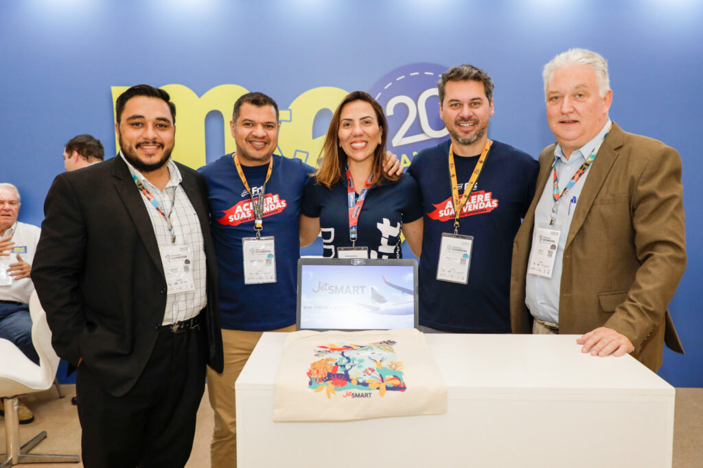 Bruno Melo e Dirk Graetz, da JetSMART, com Regi Aldo Melo, Luciene Borges e Diego Soares, da FRT Operadora