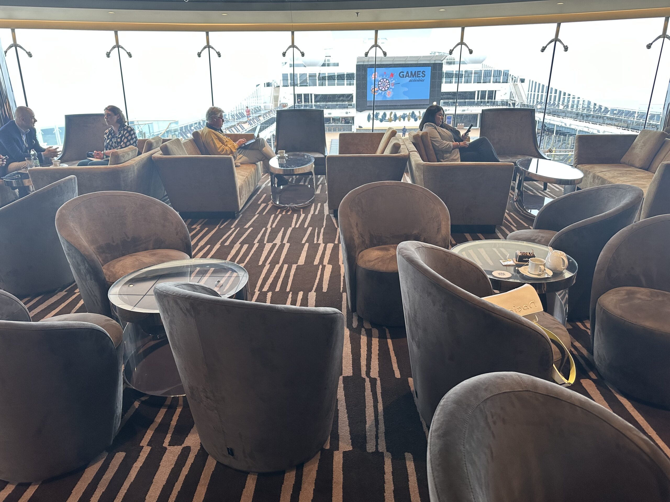 Interior do Sky Lounge Interior do Sky Lounge