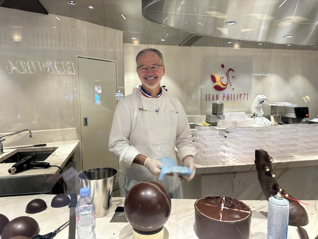 Famoso chef Jean-Philippe Maury preparando uma escultura de chocolate no Chocolat & Café