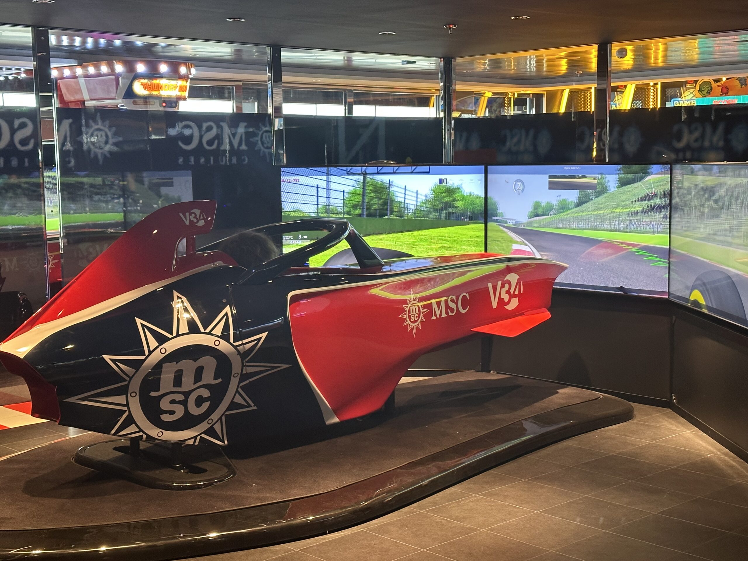 MSC Formula Racer apresenta dois simuladores virtuais, convidando os hóspedes para uma incrível competição MSC Formula Racer apresenta dois simuladores virtuais, convidando os hóspedes para uma incrível competição