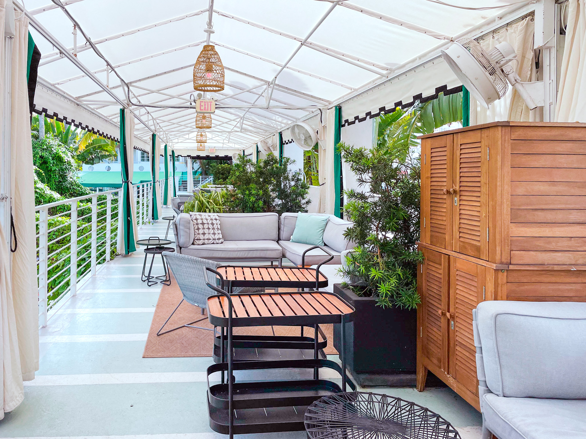 Cabanas do Kimpton Surfcomber Hotel