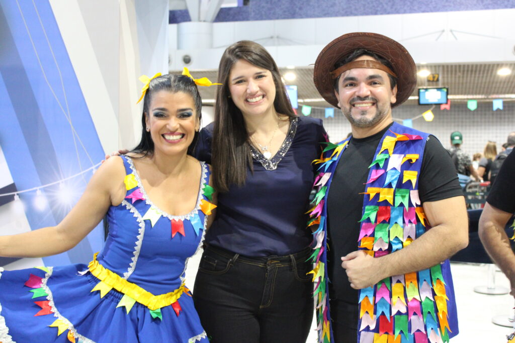 Cacau de Paula, secretária de Turismo do Recife, com Josy e Francisco Caxiado, do Balé Cultural de Pernambuco