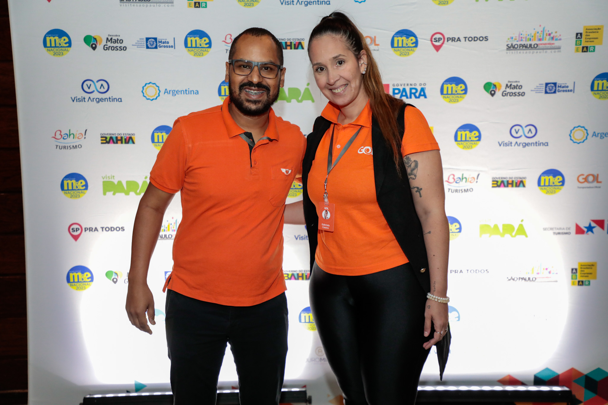 Roadshow M&E: "A Gol é parceira do turismo" 1 Carlos Henrique e Gabriela Castro da Gol Roadshow M&E: "A Gol é parceira do turismo"