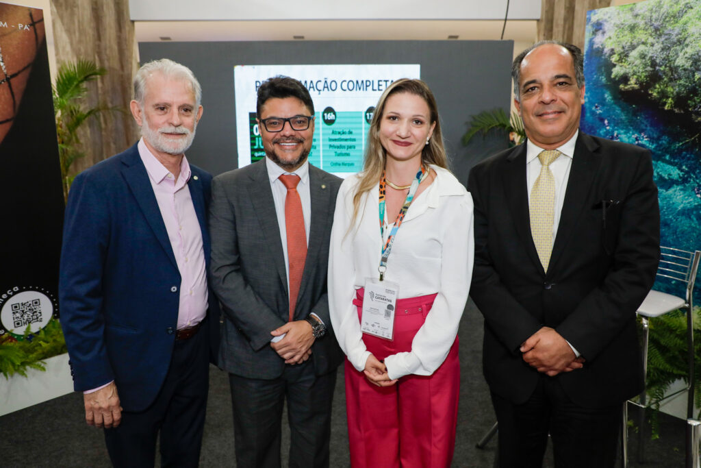 Cinthia Marques, entre Marcelo Lima Costa, Bento Nunes, e Carlos Henrique Sobral, do MTur