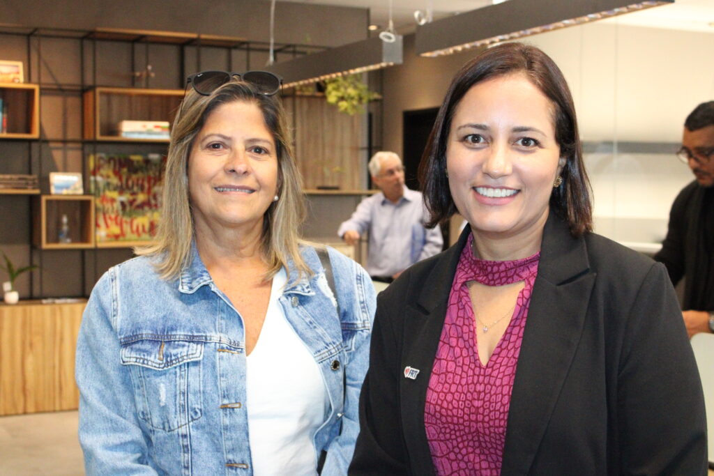 Beth Camargo, da Atos Turismo, e Leila Veiga, da FRT Consolidadora