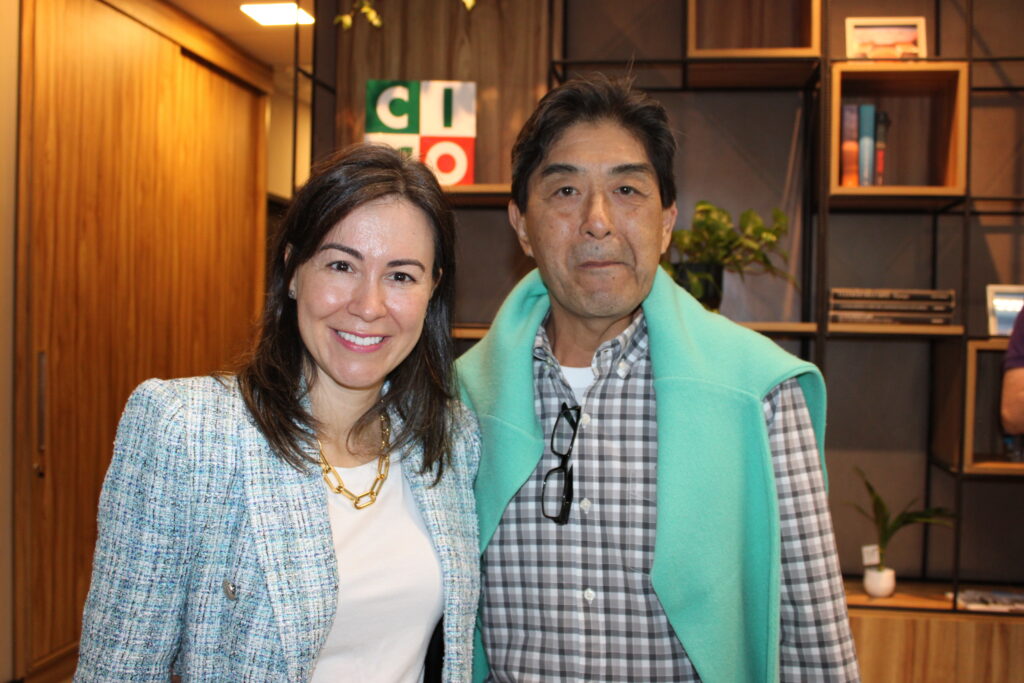 Carla Marin, da ITA, com Pedro Shiray, da Cativa Operadora