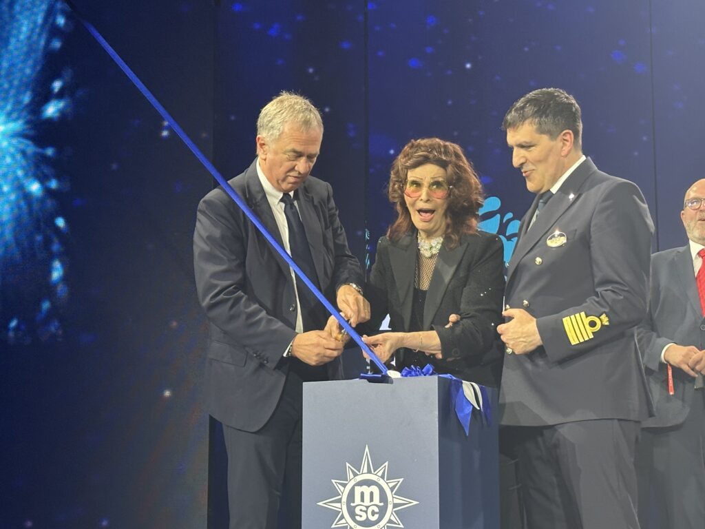 Momento exato do corte de fita na inauguração do MSC Euribia, 19º navio que Sophia Loren batiza na MSC