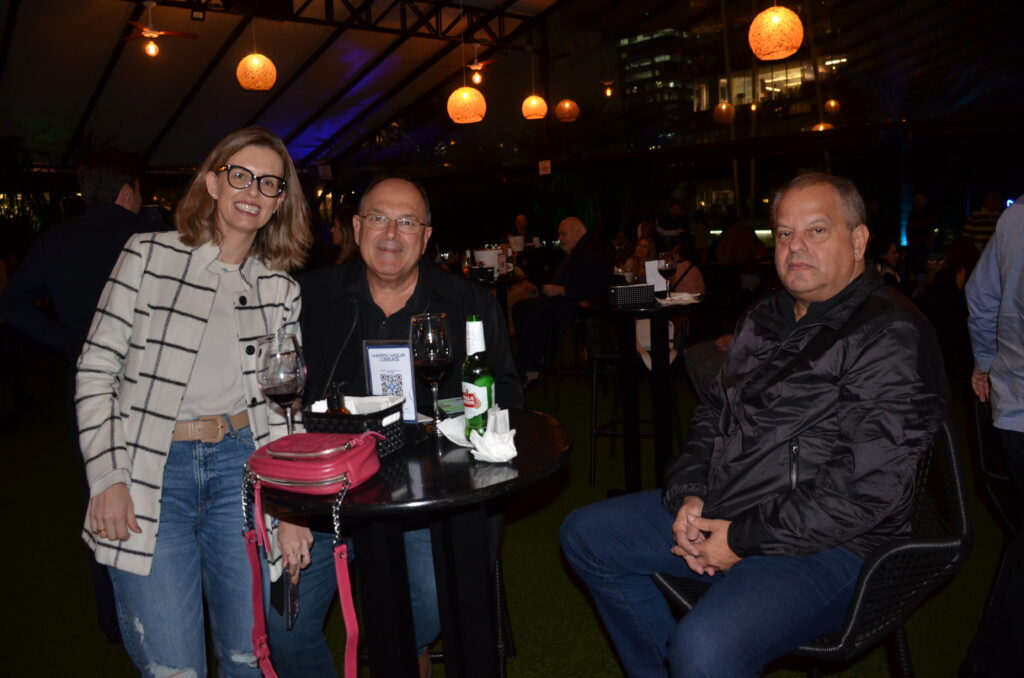 Carlene Ruschel e Ivan Rodrigues, da Interglobe Turismo e José Gouveia, da Podium