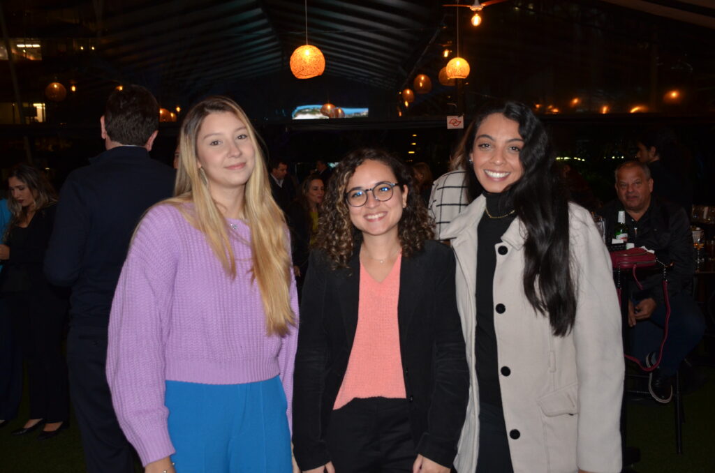  Vivian Medeiros e Monica Chacon, da Qualitour com Larissa Santana, da R11