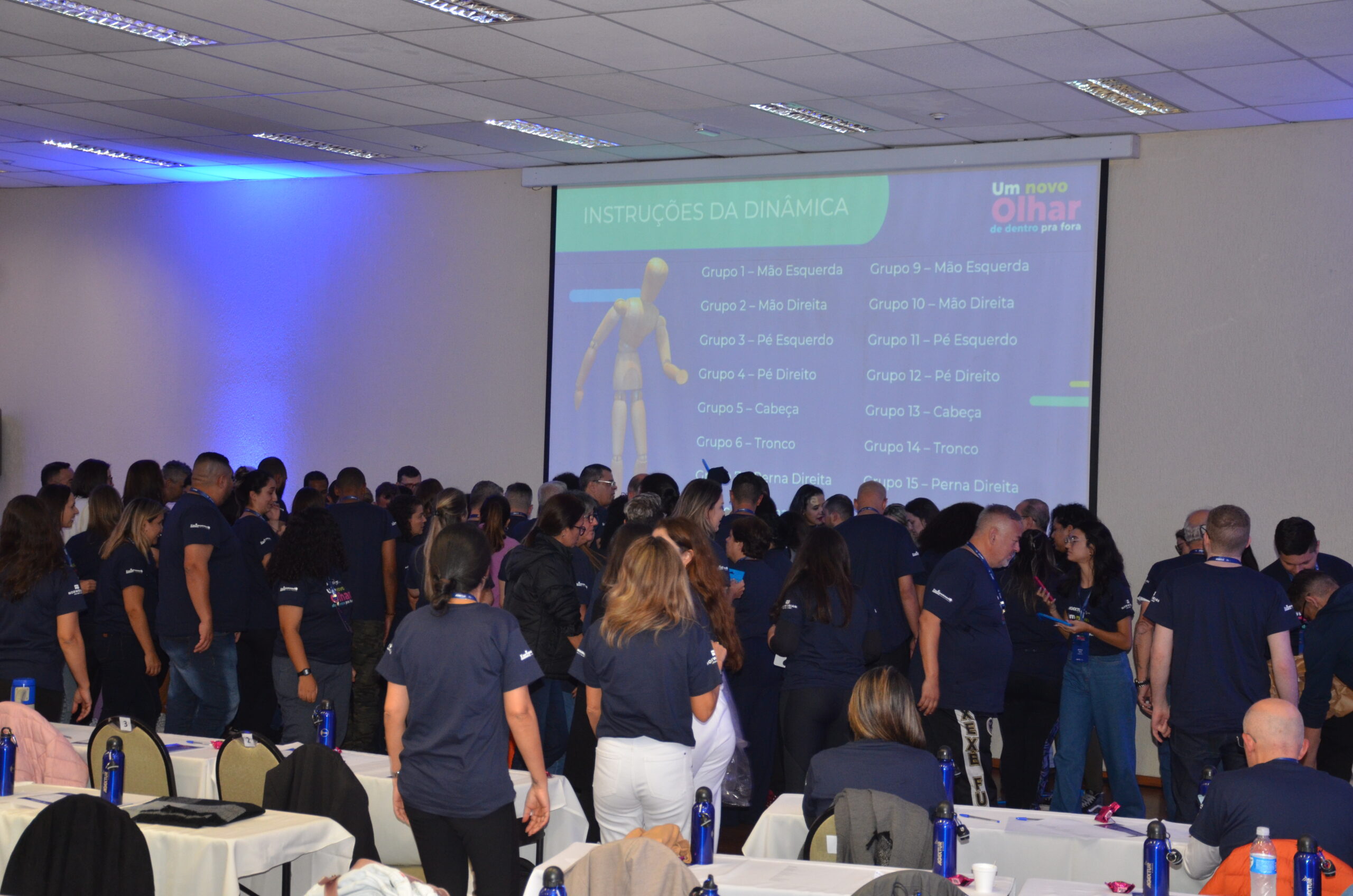 Os agentes foram convidados a participar de uma dinâmica em grupo Os agentes foram convidados a participar de uma dinâmica em grupo