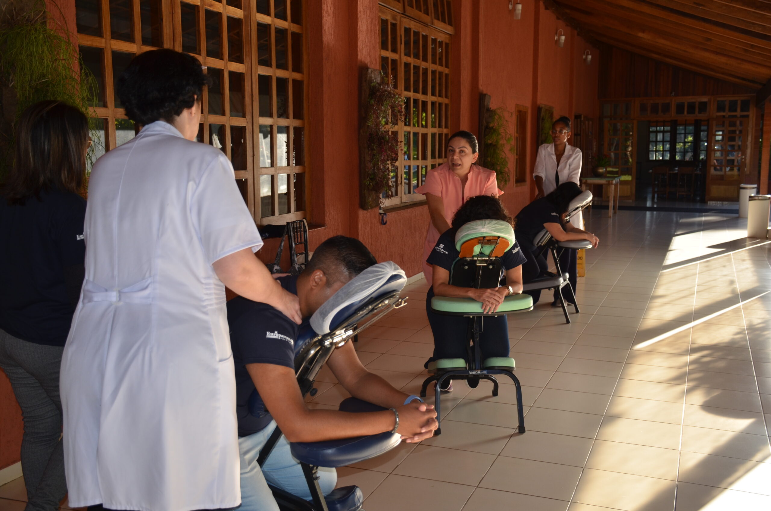 Os convidados ganharam sessões de massagens durante os breaks Os convidados ganharam sessões de massagens durante os breaks