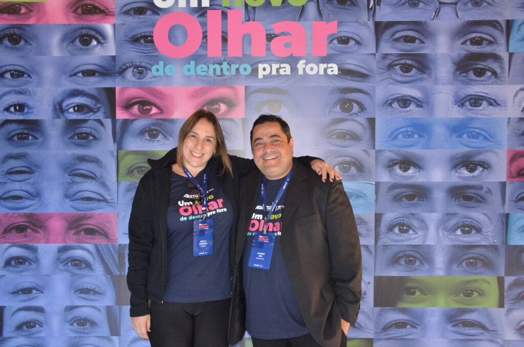 Carla Carnevali, do comercial e Leandro Reis, do comercial B2B