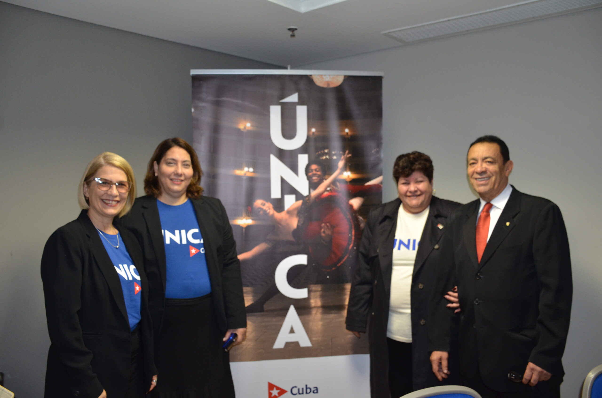 Delegação de Cuba junto com Roberto Silva, diretor da Sanchat Delegação de Cuba junto com Roberto Silva, diretor da Sanchat