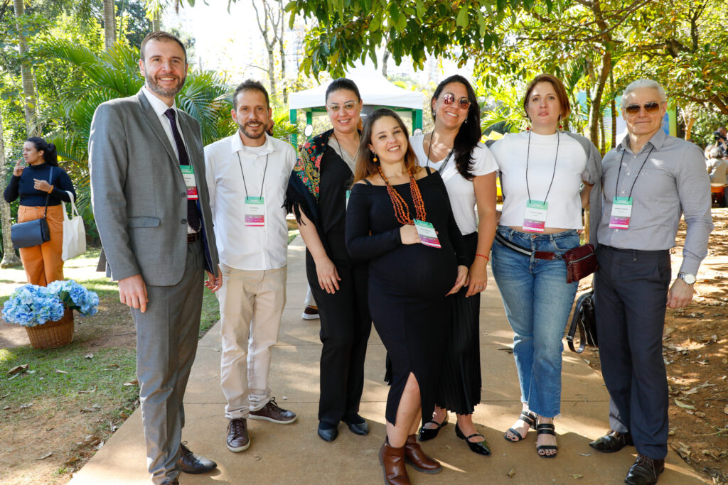 Denis Ribeiro, diretor da Aviareps, com equipe