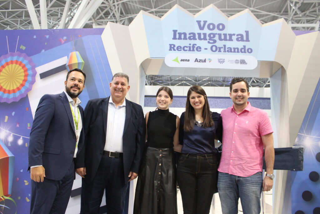 Em ritmo de São João, Azul reinaugura voos entre Recife e Orlando 1 Diego Moretti da Aena Mustafa do Recife Isabela Bettini da Azul Cacau de Paula do Recife e Eduardo Loyo da Empetur Em ritmo de São João, Azul reinaugura voos entre Recife e Orlando
