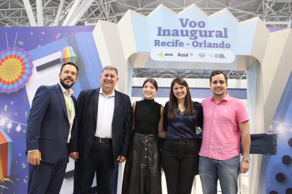 Diego Moretti da Aena Mustafa do Recife Isabela Bettini da Azul Cacau de Paula do Recife e Eduardo Loyo da Empetur Em ritmo de São João, Azul reinaugura voos entre Recife e Orlando