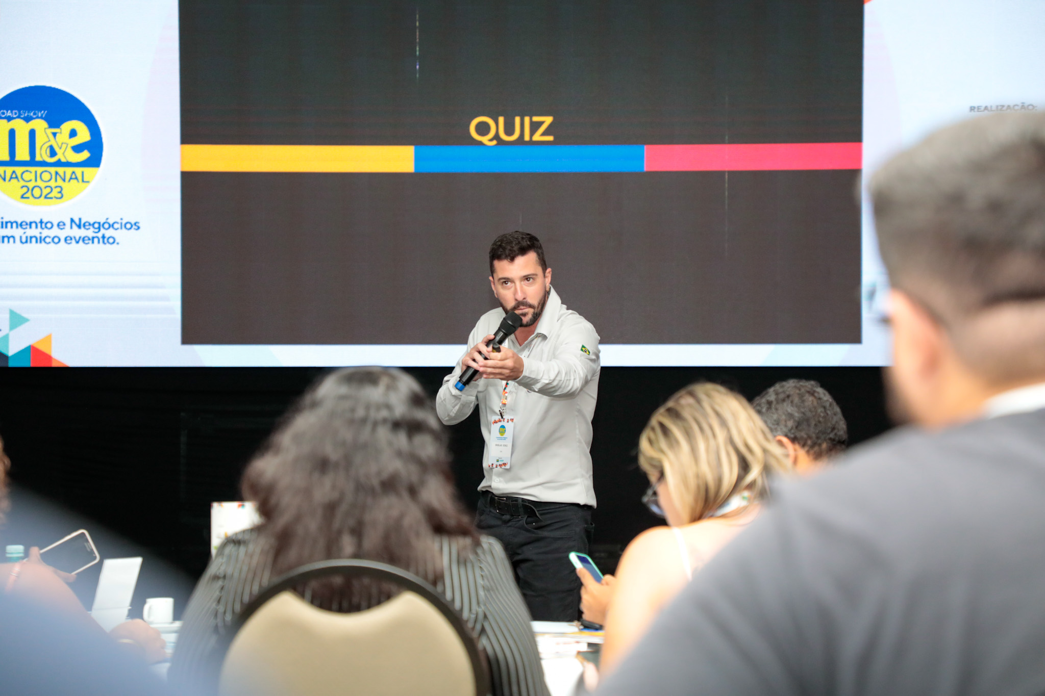Roadshow M&E: com apresentação interativa, ETS capacita e testa conhecimentos de agentes 1 Douglas Diniz da ETS 3 Roadshow M&E: com apresentação interativa, ETS capacita e testa conhecimentos de agentes