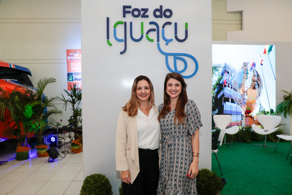 Elaine Tenerello, diretora executiva do Visit Iguassu, e Andressa Szekut, diretora de Promoção, Marketing e Eventos da Secretaria Municipal de Turismo de Foz do Iguaçu