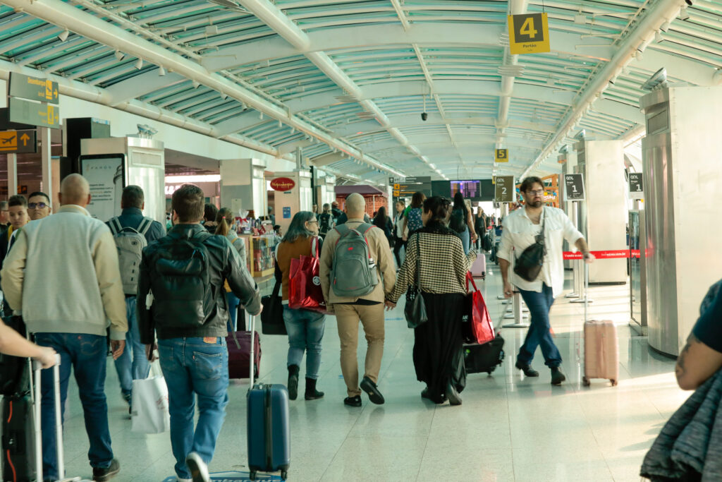 Ticket médio gasto com passagens aéreas corporativas tem queda em 2023, diz pesquisa 1 Eric Ribeiro Aeroporto Santos Dumond 17 Ticket médio gasto com passagens aéreas corporativas tem queda em 2023, diz pesquisa