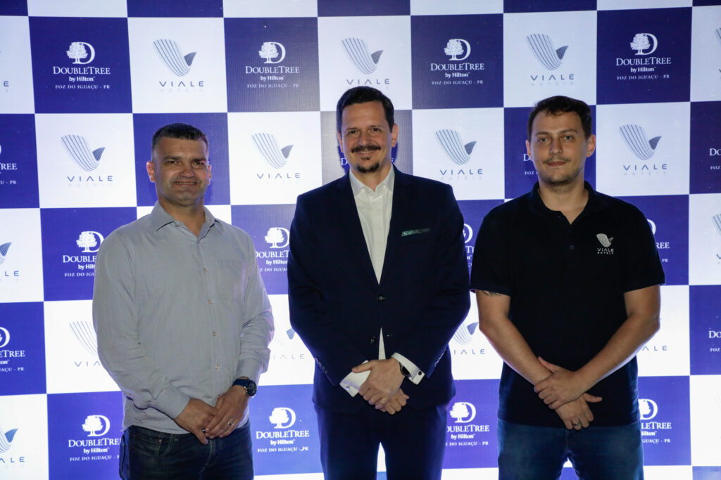 Fabiano Prodossimo, da Equalizee, Fabio Prado, do DoubleeTree Hilton, e Mauricio Gluck, comercial do Grupo Viale Hotéis