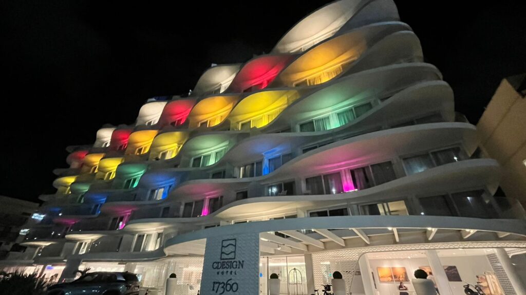 Fachada CDesign homenagem LGBTQI Credito Divulgacao CDesign Circuito das Cores: CDesign Hotel ilumina fachada no mês do Orgulho LGBTQIA+