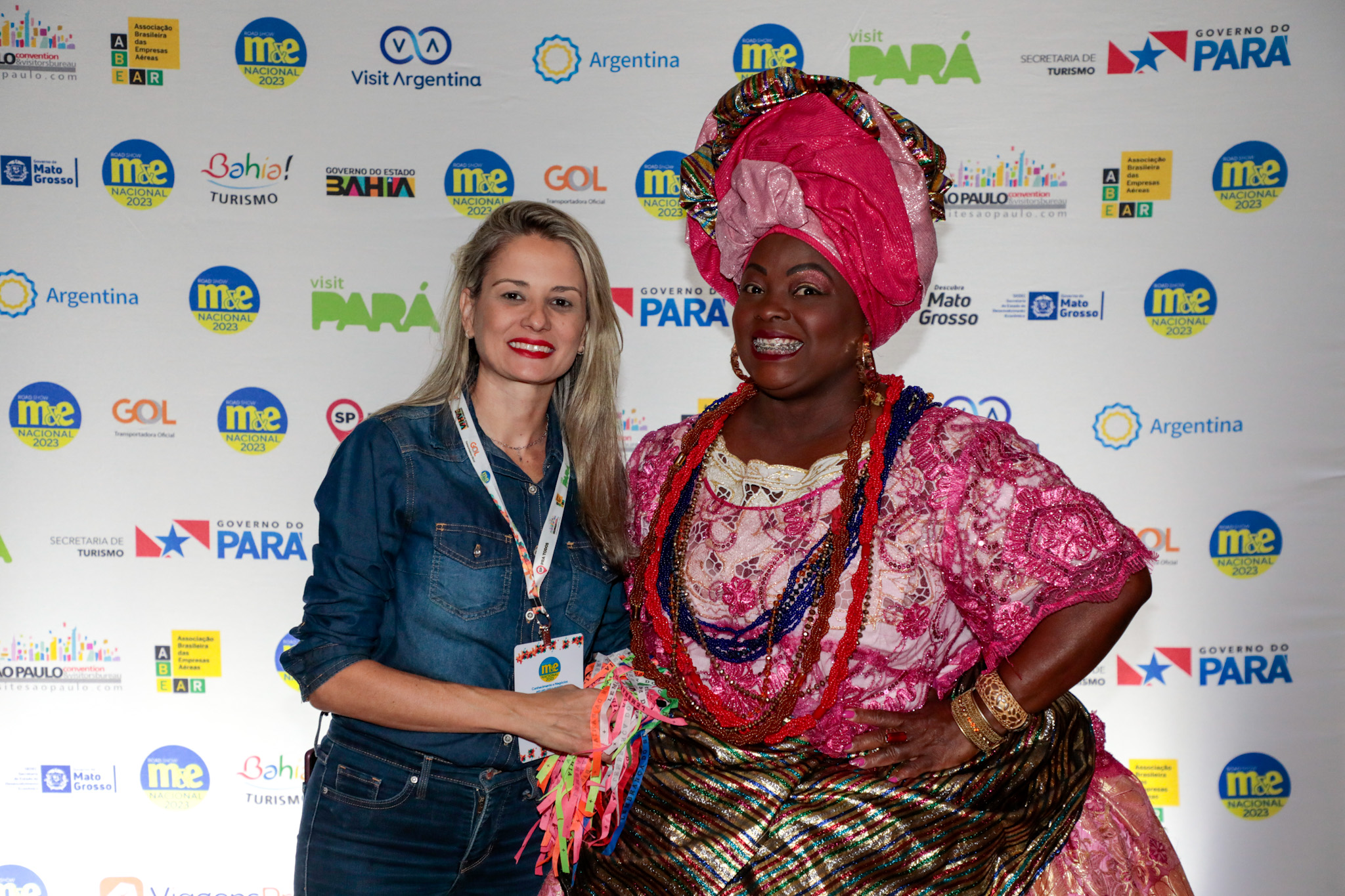 Fernanda Laureano, da Fernanda Laureano Viagens e Eventos, com Lucicleide Nascimento, da Setur-BA Fernanda Laureano, da Fernanda Laureano Viagens e Eventos, com Lucicleide Nascimento, da Setur-BA