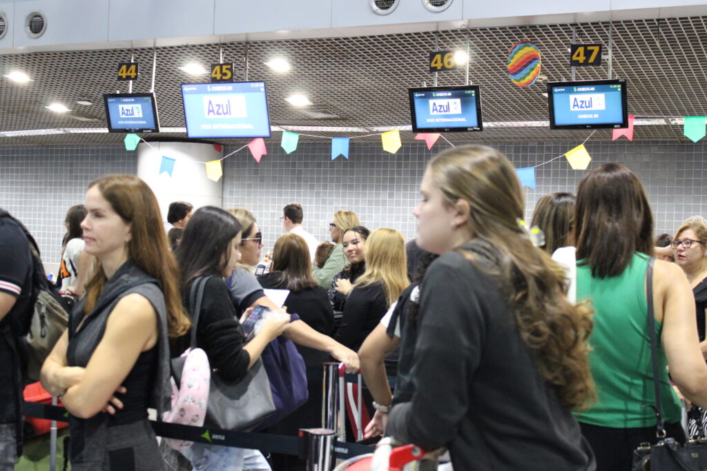 Fila do check in para o voo inaugural entre Recife e Orlando Em ritmo de São João, Azul reinaugura voos entre Recife e Orlando