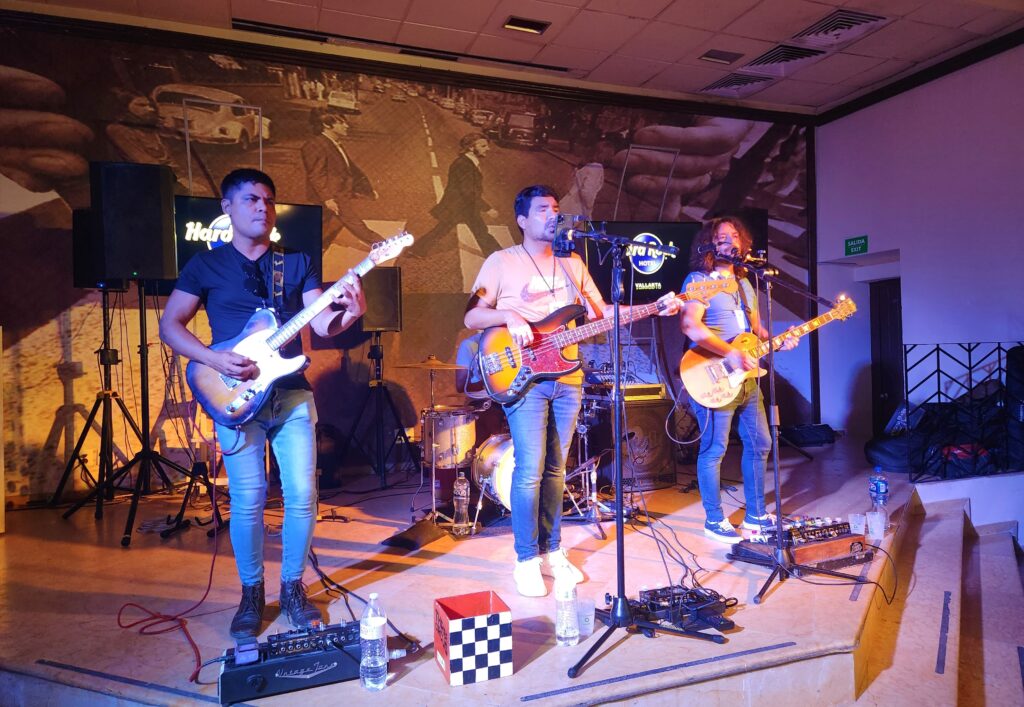 Grupos, bandas e karaokê todas as noites no Sun Bar