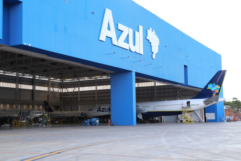 Hangar da Azul em Campinas Azul abre processos seletivos com mais de 200 vagas para técnico de manutenção de aeronaves