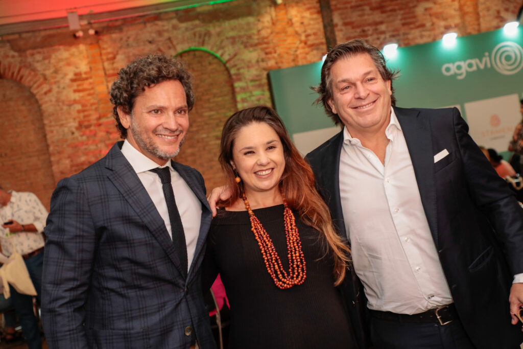 Portugal 360 reúne trade em São Paulo; veja fotos 2 Helen Demuro da Aviareps entre Luis Araujo presidente do Turismo de Portugal e Bernardo Cardoso do Turismo de Portugal Portugal 360 reúne trade em São Paulo; veja fotos