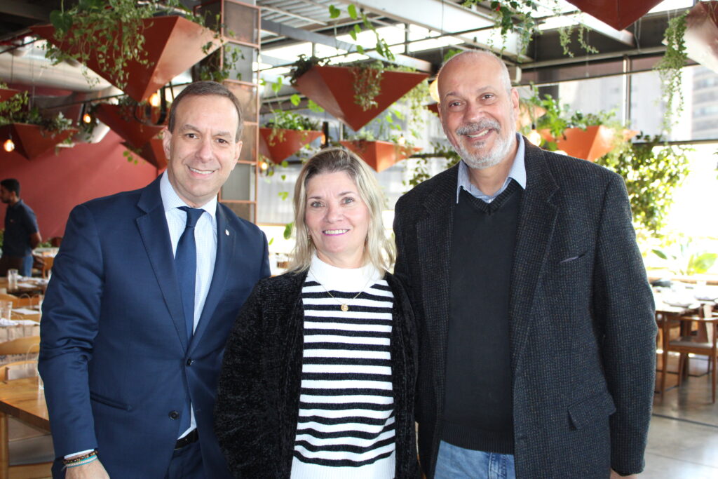 Adrian Ursilli, da MSC, e Alexandre e Claudia Fernandes, da Kronner