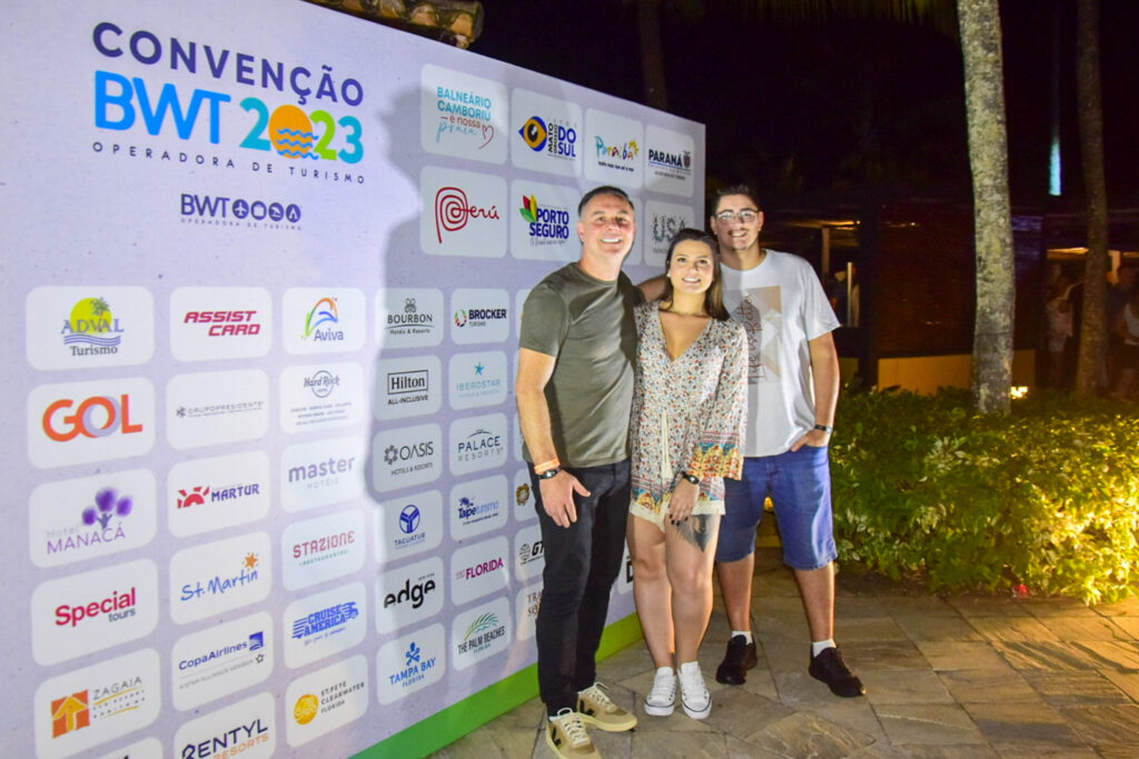 Italo Fantinato, da AF Turismo; Camila Estival, da Visittour; e Gabriel Medeiros, da BWT)