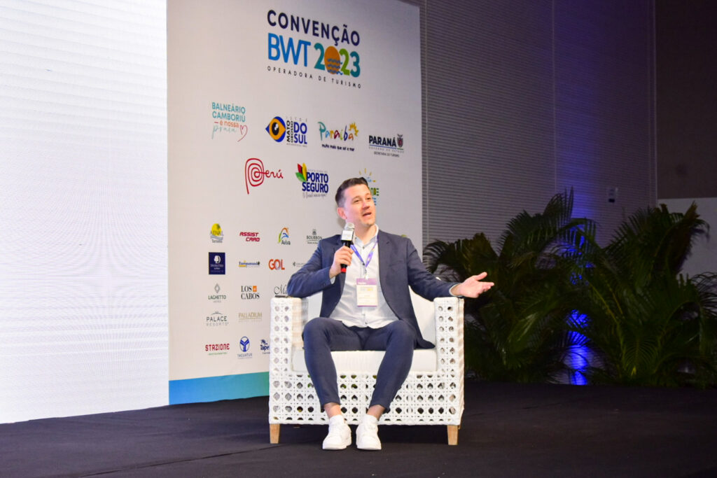 Luiz Gaziri mediando o painel com agentes de viagens