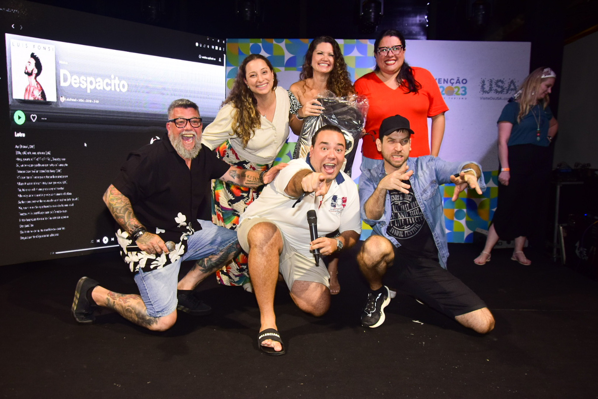 Jurados do concurso de canto da BWT com ganhadoras que ficaram em segundo lugar Jurados do concurso de canto da BWT com ganhadoras que ficaram em segundo lugar