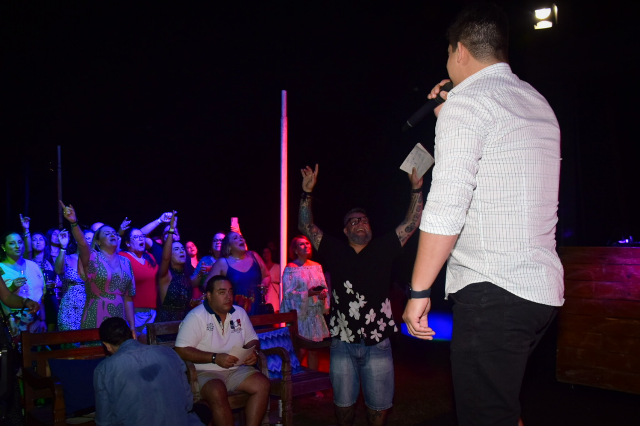 Ao final da noite, o microfone ficou aberto a todos os participantes da festa para subirem ao palco e se divertirem Ao final da noite, o microfone ficou aberto a todos os participantes da festa para subirem ao palco e se divertirem