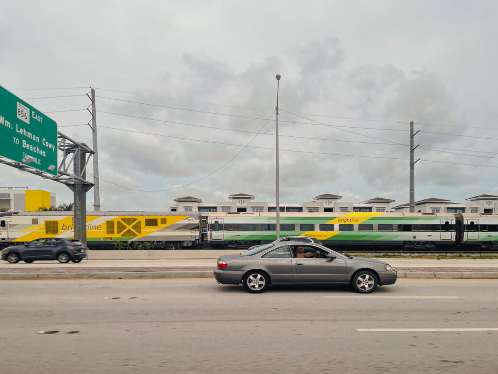 Brightline, trem turístico incluso na programação dos agentes de viagens para se locomoverem de Miami a Fort. Lauderdale