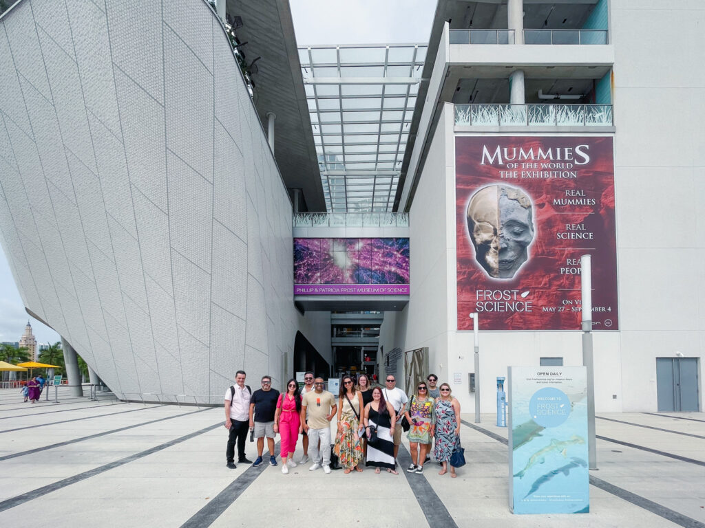 Agentes de viagens em frente ao Frost Museum of Science