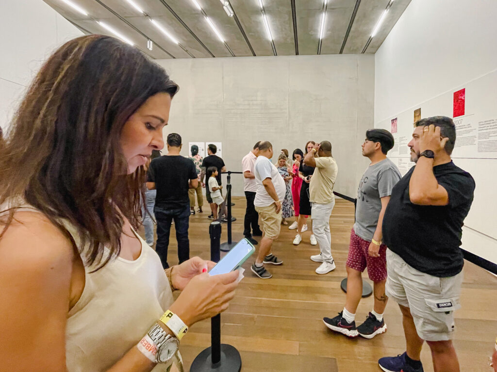 Famtour da Diversa Turismo aguardando para entrar na exposição da Yayoi Kusama