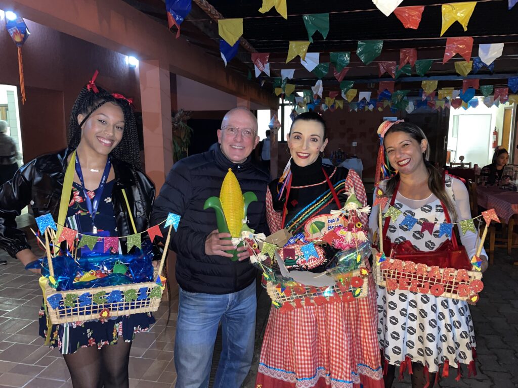 Na noite de sábado, a Agaxtur promoveu uma festa junina para os participantes