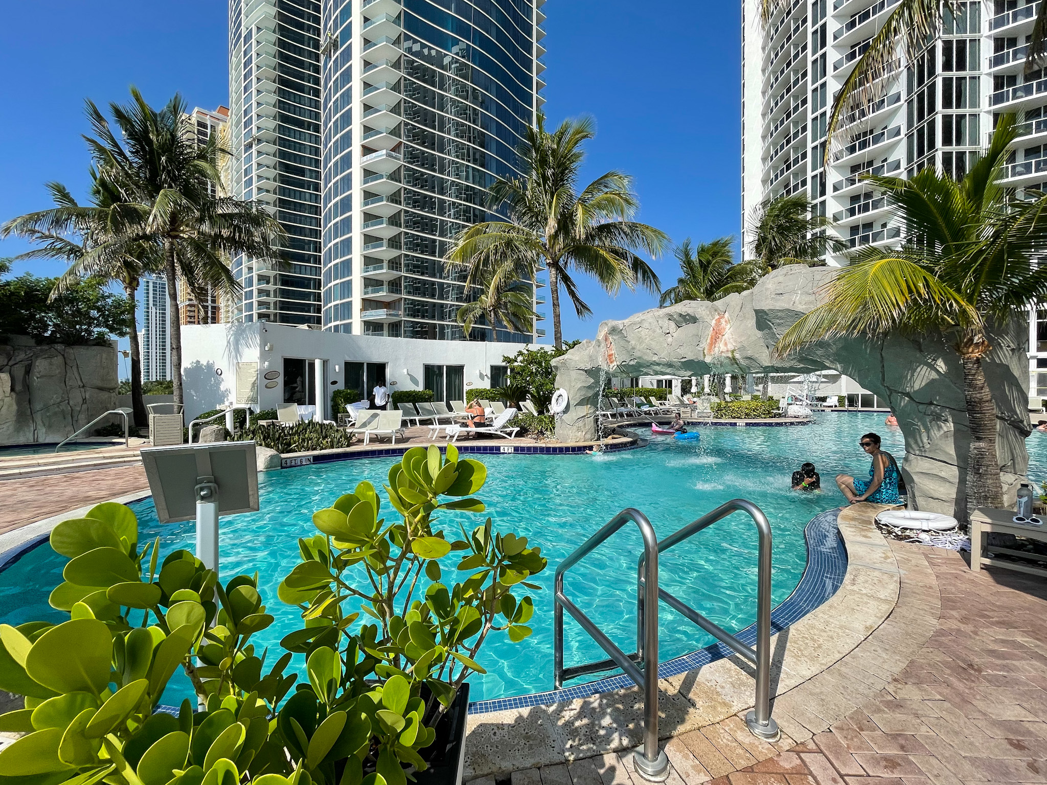 Uma das piscinas do Trump International Resort em Sunny Isles