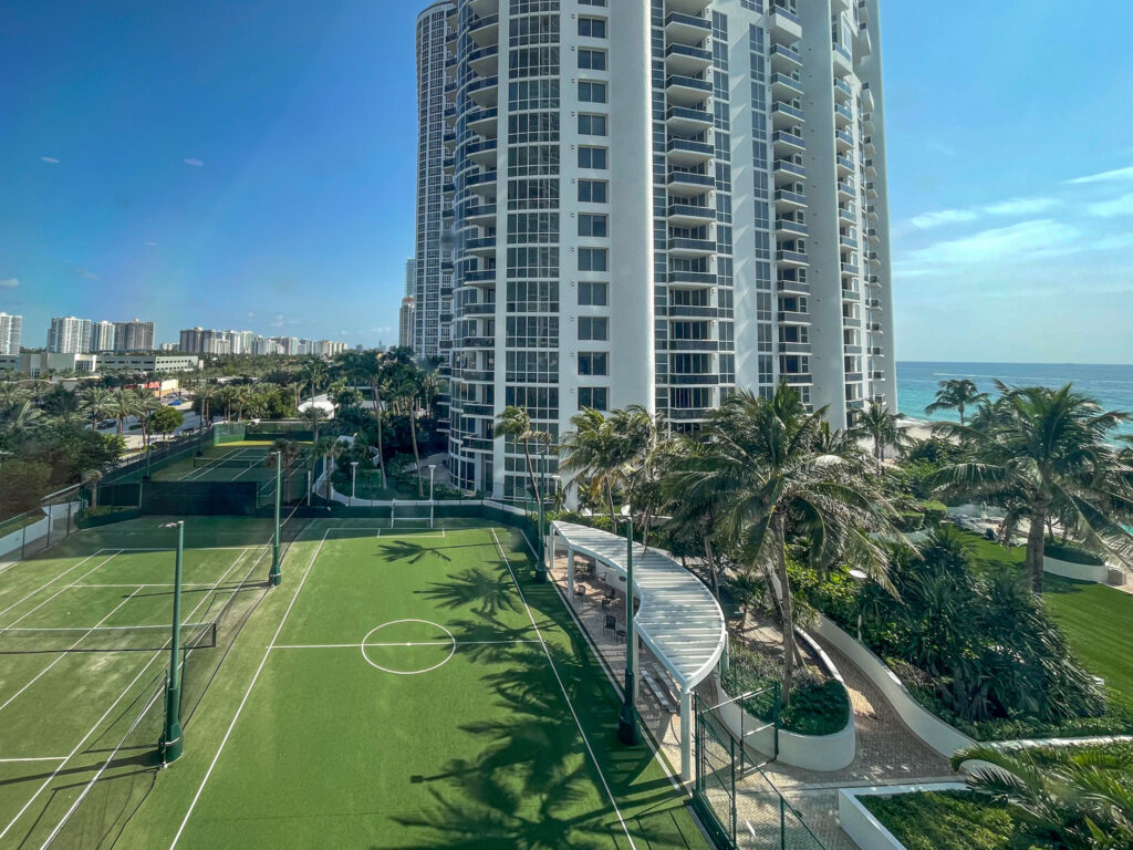 O Trump International Beach Resort Miami possui quadras poliesportivas para os hóspedes aproveitarem