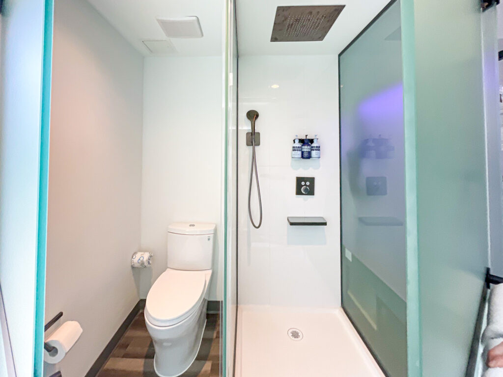 Banheiro da suíte do Yotel Miami
