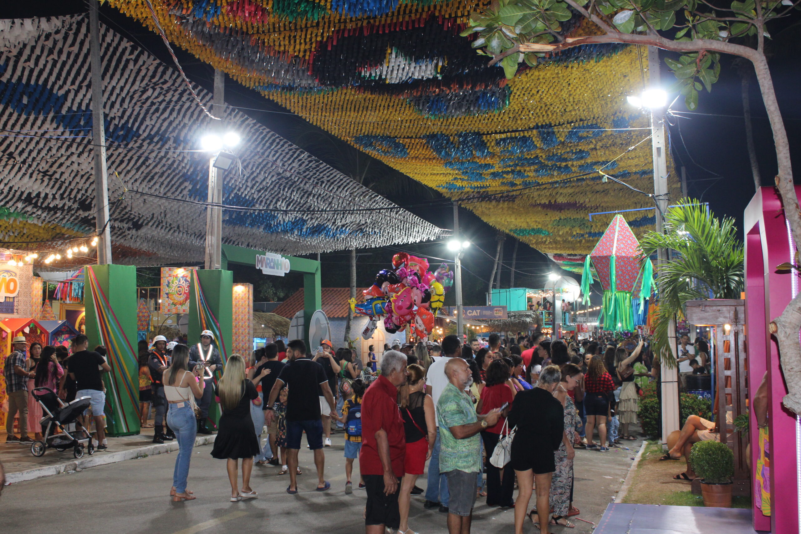 Espalhados pela cidade, há inúmeros arraias acontecendo simultaneamente Espalhados pela cidade, há inúmeros arraias acontecendo simultaneamente
