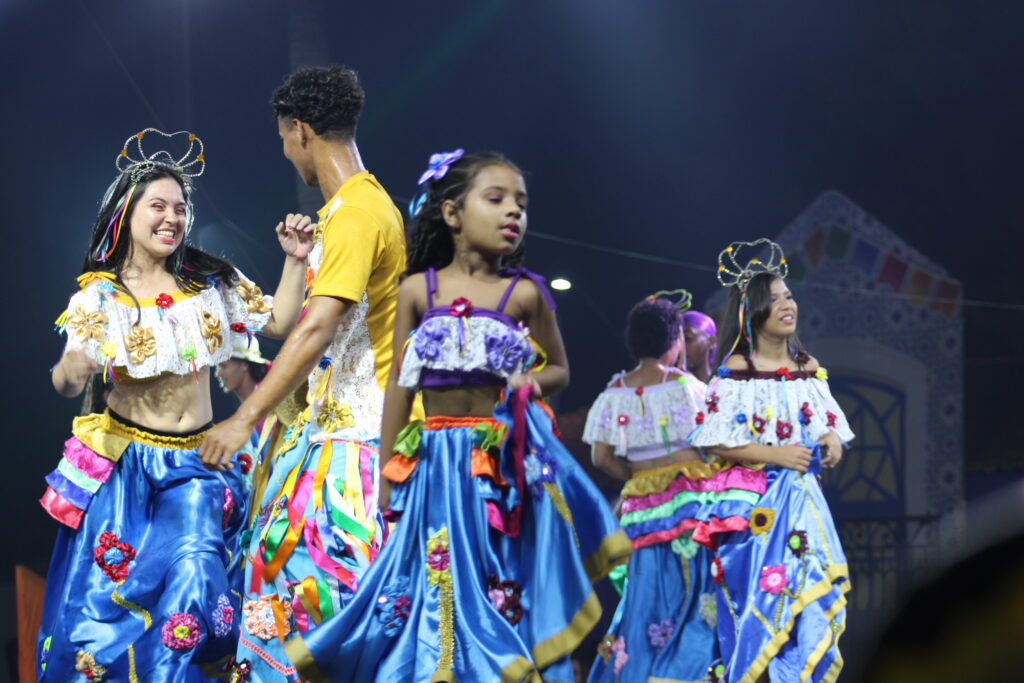 Os espetáculos acontecem durante toda a noite nos Arraias