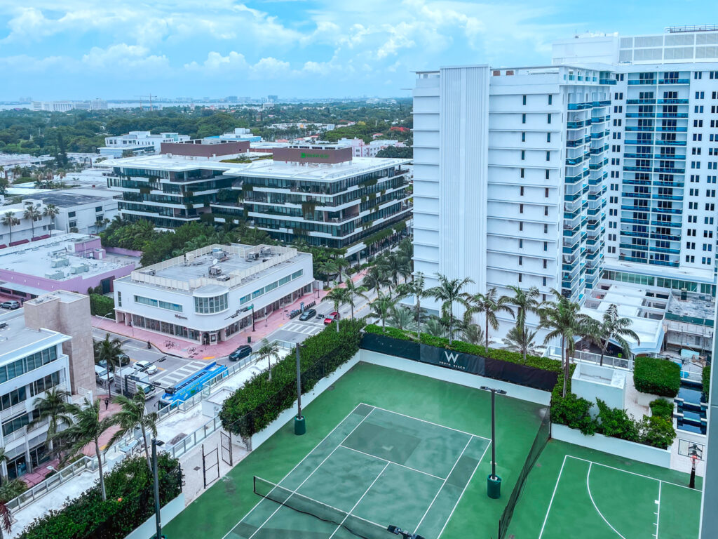 O W South Beach possui quadras poliesportivas