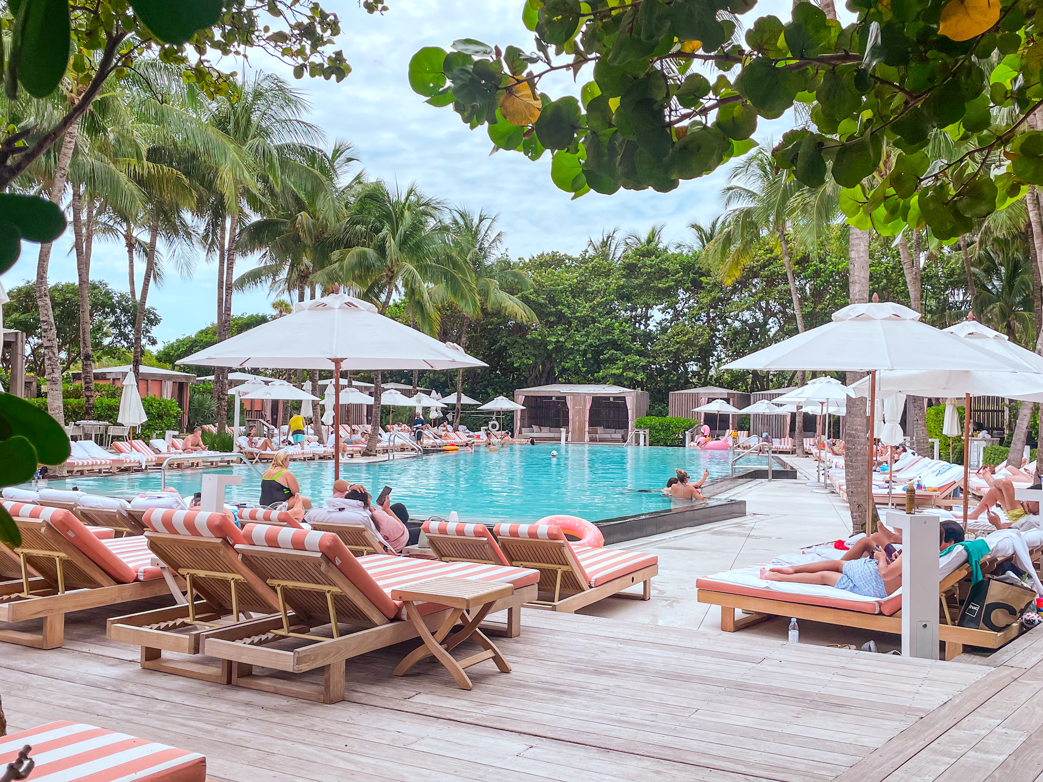 No W South Beach há piscinas públicas e dedicada somente aos hóspedes adultos